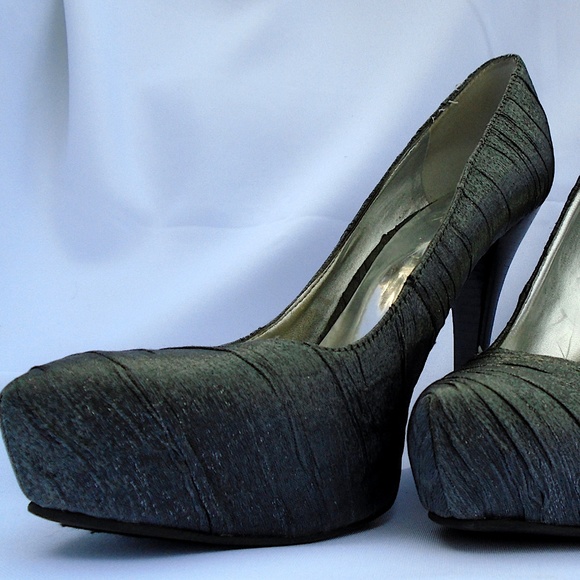 Carlos Santana Privilege Metallic Grey Heels 8 - Picture 1 of 8